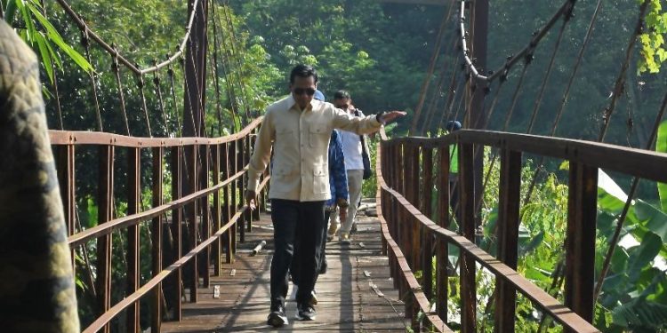 Wakil Bupati Batang Tinjau Perbaikan Jembatan Gantung Si Guo