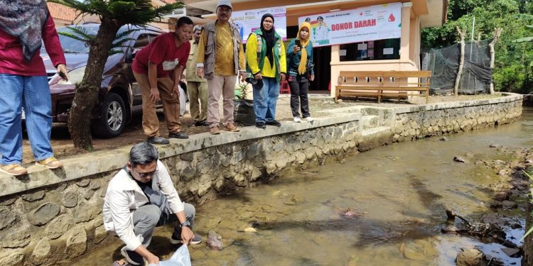 DKP dan Pegiat Literasi Tebar 1.000 Benih Ikan di Batang