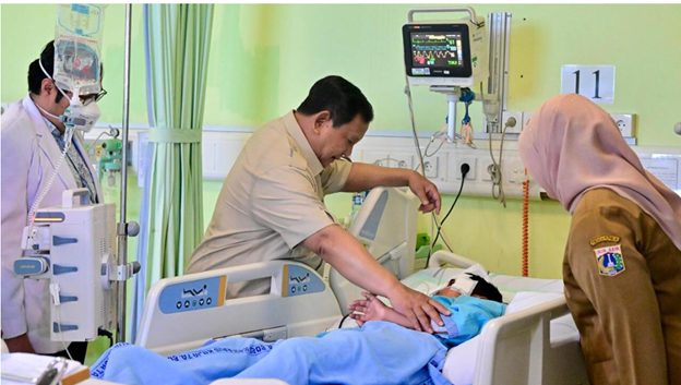 Presiden Prabowo Kunjungi Korban Kecelakaan di SDN 01 Kalibaru