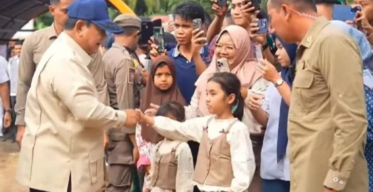 Presiden Prabowo Subianto Disambut Lagu Indonesia Raya di Posko Pengungsi Agam
