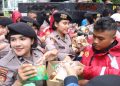 Polisi Wanita Distribusikan Bantuan Makanan dan Minuman dalam Aksi Nelayan di Monas