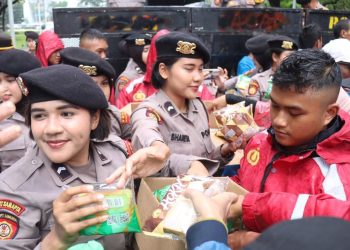 Polisi Wanita Distribusikan Bantuan Makanan dan Minuman dalam Aksi Nelayan di Monas