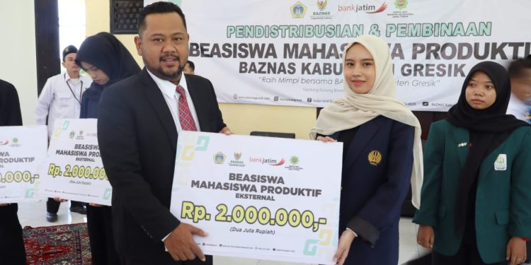 Baznas Gresik Berikan Beasiswa untuk Mahasiswa Kurang Mampu
