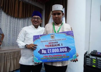 Pemkab Tanah Datar Serahkan Bonus untuk Kafilah MTQ Sumbar