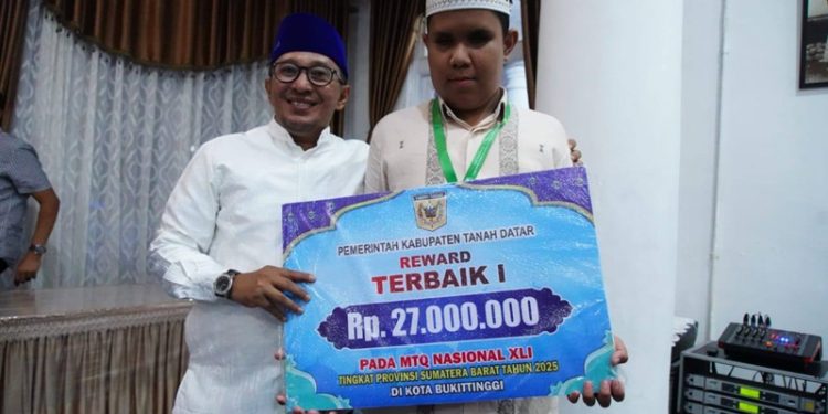 Pemkab Tanah Datar Serahkan Bonus untuk Kafilah MTQ Sumbar