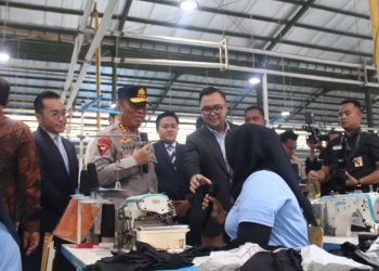 Wakapolri Salurkan Bantuan Sembako kepada Ribuan Buruh di Pemalang
