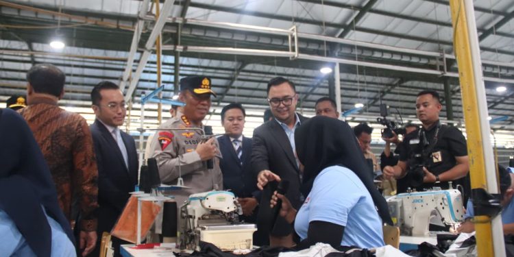 Wakapolri Salurkan Bantuan Sembako kepada Ribuan Buruh di Pemalang