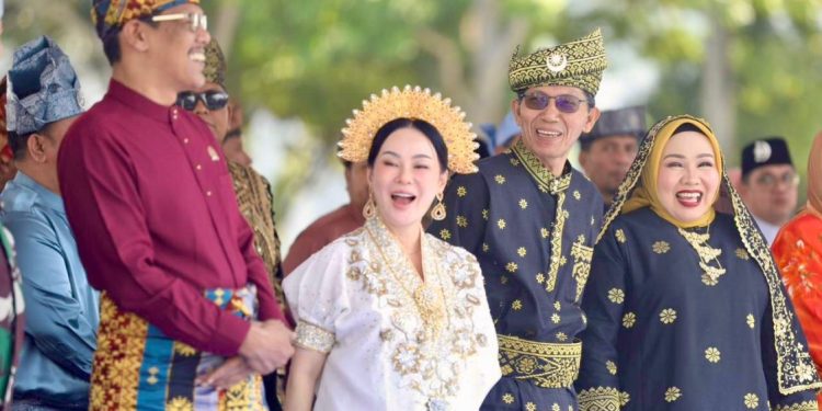 Pawai Budaya HJB ke-196 di Batam Tampilkan Keberagaman Pakaian Adat