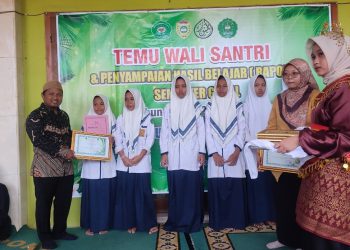 Pengasuh Ponpes Al Munawwir Batang Berikan Wejangan Saat Pembagian Rapor Santri