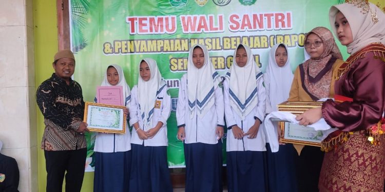 Pengasuh Ponpes Al Munawwir Batang Berikan Wejangan Saat Pembagian Rapor Santri