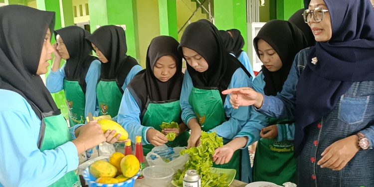 Baznas Batang Latih Santriwati Berbisnis Kuliner Kekinian