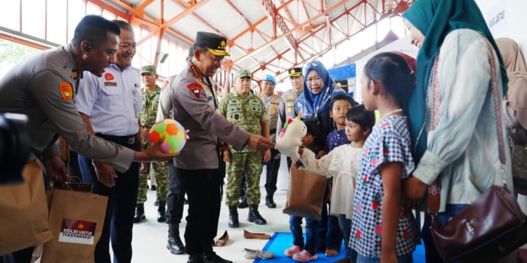 Kapolri Pantau Kesiapan Pengamanan Nataru di Stasiun Tawang Semarang