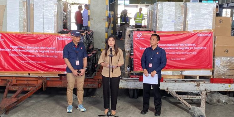 Pemerintah Salurkan Bantuan Genset dan Ponsel Pintar ke Daerah Banjir di Sumatra