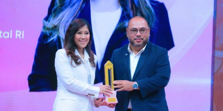 Menkomdigi Meutya Hafid Terima Penghargaan Wonder Mom Awards 2025