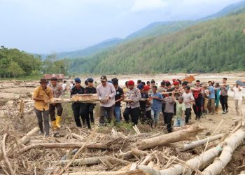 Polres Gayo Lues dan Warga Bersama-sama Bangun Jembatan Darurat di Penomon Jaya