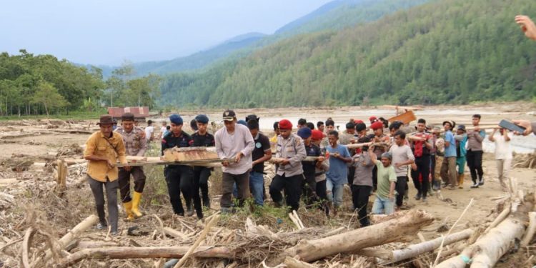Polres Gayo Lues dan Warga Bersama-sama Bangun Jembatan Darurat di Penomon Jaya