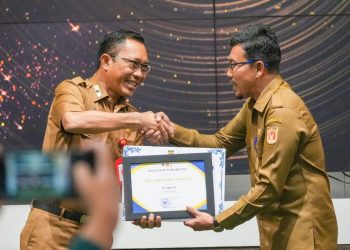 Sekda Banjarbaru Anugerahkan Penghargaan Lingkungan Hidup 2025