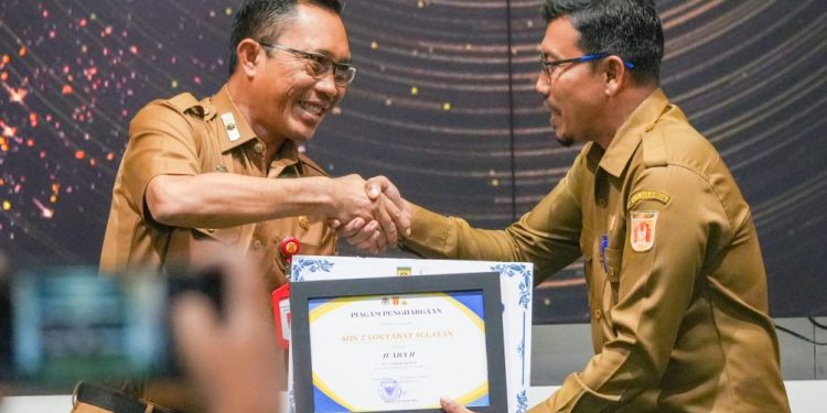 Sekda Banjarbaru Anugerahkan Penghargaan Lingkungan Hidup 2025