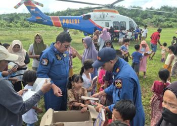 Pilot dan Kru Helikopter Distribusikan Al-Qur’an untuk Anak-anak di Aceh Tamiang