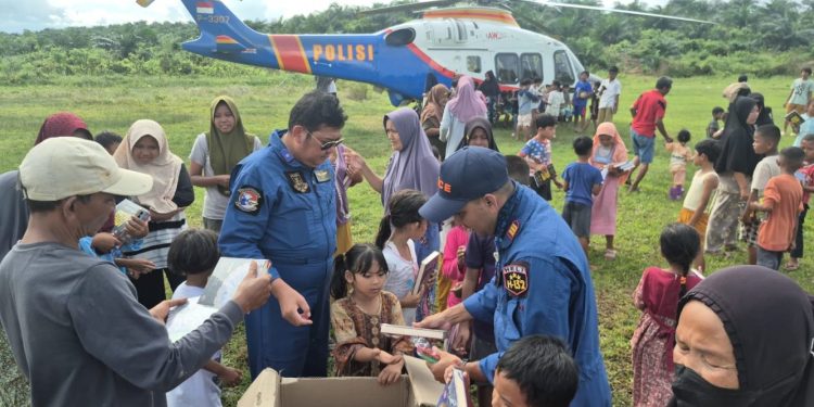Pilot dan Kru Helikopter Distribusikan Al-Qur’an untuk Anak-anak di Aceh Tamiang
