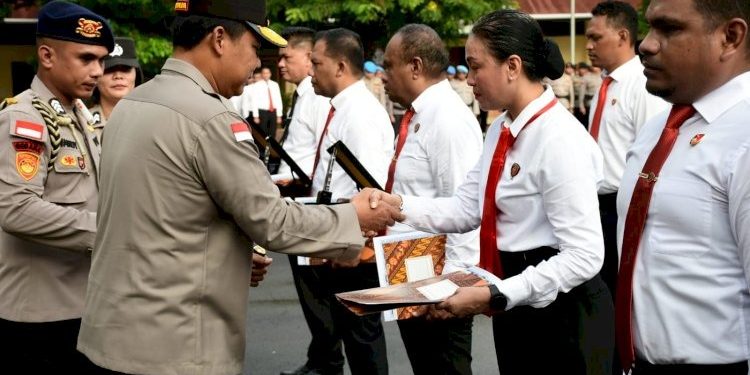 Kapolda NTT Anugerahkan Penghargaan kepada Tim Khusus Kasus Sebastian Bokol