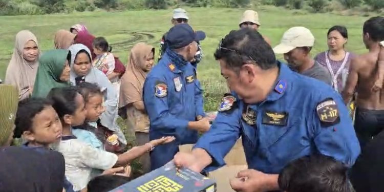 Bantuan Al-Qur’an untuk Korban Banjir di Aceh Tamiang oleh Pilot dan Kru Helikopter