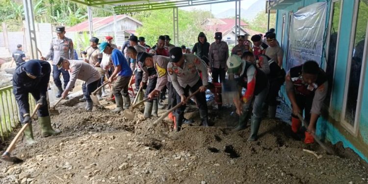 Polres Aceh Tengah dan Sat Brimob Polda Aceh Bersama GMNI Gotong Royong Pulihkan Posyandu