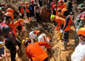 Kolaborasi Brimob Polda Sumut dan Tim SAR Berhasil Evakuasi Korban Longsor di Tapanuli Tengah