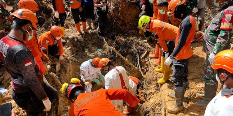 Kolaborasi Brimob Polda Sumut dan Tim SAR Berhasil Evakuasi Korban Longsor di Tapanuli Tengah