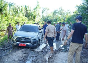 Bupati Nagan Raya Tinjau Infrastruktur dan Situs Sejarah di Pedalaman