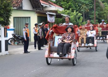 Presiden Prabowo Berikan Becak Listrik untuk Penarik Becak Lansia di DIY