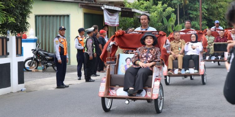 Presiden Prabowo Berikan Becak Listrik untuk Penarik Becak Lansia di DIY