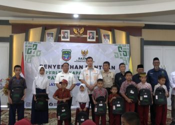 Bantuan Sepatu dan Tas untuk 1.920 Siswa di Pangkep