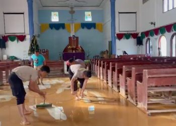 Brimob Sumut Bersihkan Gereja Hutanagodang Pasca Bencana
