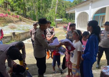 Satbrimob Polda Jambi Distribusikan Bantuan untuk Korban Bencana di Agam