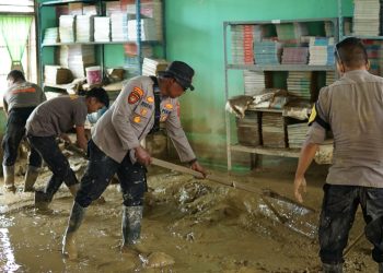 Polres Langsa Bantu Bersihkan Sekolah Pascabanjir di Aceh Tamiang