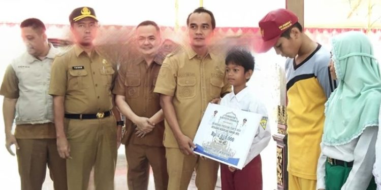 Pemkab Bangkalan Berikan Beasiswa kepada 283 Pelajar dan Mahasiswa