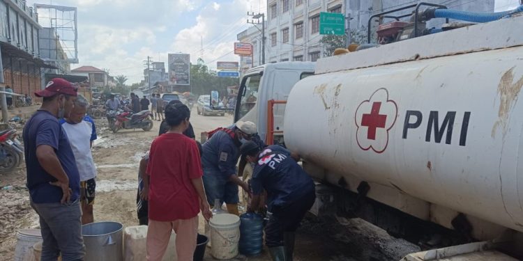 PMI Jawa Timur Kirim 8.000 Liter Air Bersih ke Aceh Tamiang