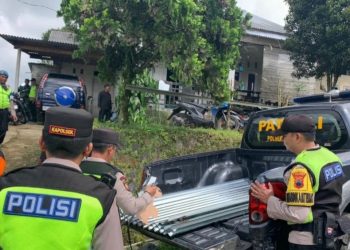 Polres Wonosobo Salurkan Bantuan Seng untuk Korban Angin Kencang