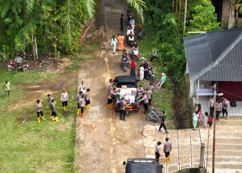 Brimob Polda Sumbar Pastikan Kelancaran Komunikasi di Posko Kemanusiaan Agam