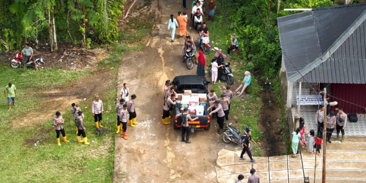 Brimob Polda Sumbar Pastikan Kelancaran Komunikasi di Posko Kemanusiaan Agam
