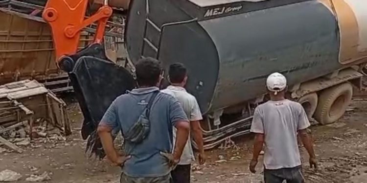 Polres Aceh Tamiang Lakukan Evakuasi Truk Tangki Pascabanjir Bandang