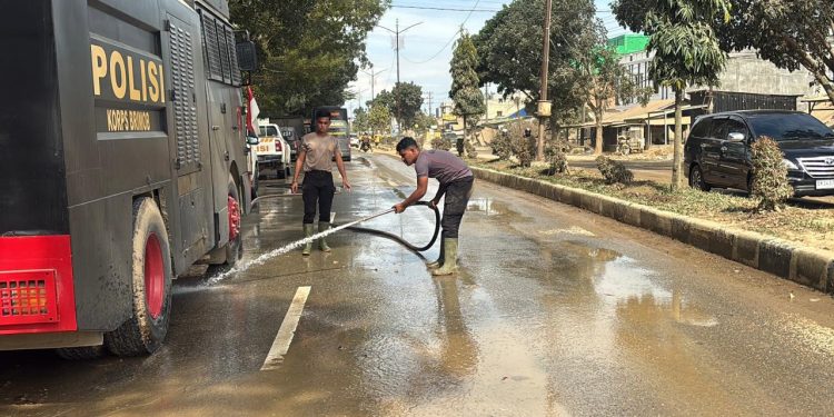 Polri Lakukan Pembersihan Jalan di Aceh Tamiang untuk Kurangi Debu Pascabanjir