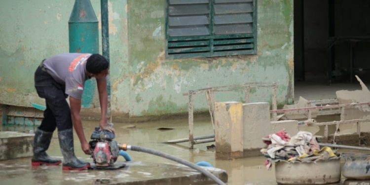 Polri dan Brimob Aceh Bantu Atasi Banjir di Kompi Senapan A Yonif 111 Aceh Tamiang