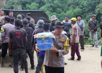 Polisi Distribusikan Bantuan Logistik ke Daerah Terpencil di Aceh Tengah