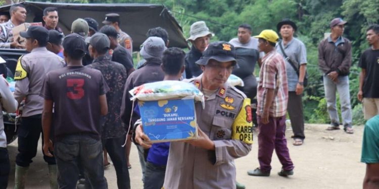 Polisi Distribusikan Bantuan Logistik ke Daerah Terpencil di Aceh Tengah