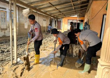 Brimob Polri Bantu Pemulihan di Padang Pariaman dengan Fasilitas Air Bersih dan Infrastruktur