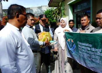 Menteri Lingkungan Hidup Berikan Bantuan Sembako kepada Petugas Kebersihan di Aceh Tengah