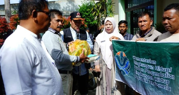 Menteri Lingkungan Hidup Berikan Bantuan Sembako kepada Petugas Kebersihan di Aceh Tengah