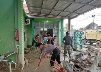 Kolaborasi TNI-Polri Bersihkan Puskesmas Kuala Simpang Usai Banjir